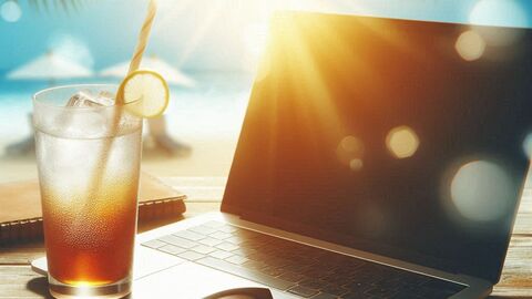 Sommerpause KI generiertes Bild zeigt einen Laptop, einen Cocktail und eine Sonnenbrille auf einem Tisch direkt am Meer.