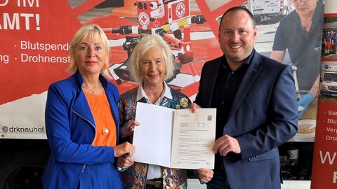 Bessere Abstimmung und moderne Technik für den DRK Ortsverein Neuhof Digitalministerin Prof. Dr. Kristina Sinemus übereicht den Bescheid an Vereinsvorsitzenden Christian Stadtfeld.