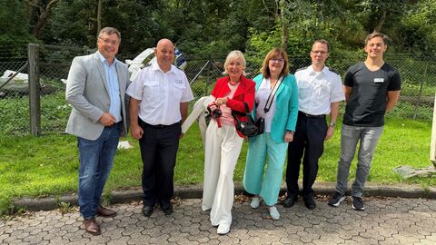 Sommerreise Landesfeuerwehrschule Kassel Digitalministerin Sinemus mit weiteren Personen beim Besuch der Landesfeuerwehrschule Kassel