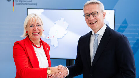 Bundesdigitalminister und die Hessische Digitalministerin beim Handschlag in Berlin.