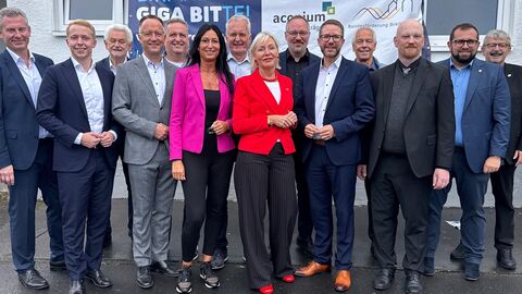 Gruppenfoto mit der hessischen Digitalministerin zum Abschluss des Glasfaserausbaus im Main-Kinzig-Kreis