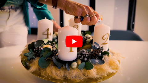 Digitalministerin Kristina Sinemus zündet die Kerzen ihres Adventskranzes an.