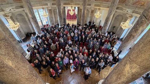 Fast 200 freiwillig Engagierte Di@-Lotsinnen und -Lotsen sind im Biebricher Schloss zusammengekommen, um sich auszutauschen.