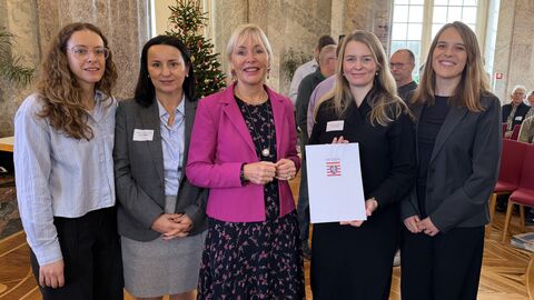 Digitalministerin Prof. Dr. Kristina Sinemus überreichte den Förderbescheid des Landes Hessen über 100.000 Euro an Lisa Deißler, Geschäftsführende Vorständin der Landesstiftung Miteinander in Hessen und Leiterin der neuen Di@-Lotsen-Koordinierungsstelle.