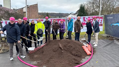 Gruppenfoto: Mit einem Spatenstich startet startet der groß geförderte Glasfaserausbau im Landkreis Fulda.