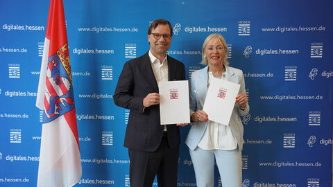 Prof. Dr. Kristina Sinemus steht neben Michael Jungwirth