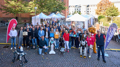 KI-Tour macht Halt in Wiesbaden, Gruppenbild mit allen Ausstellerinnen und Ausstellern, Digitalministerin, Willi Weitzel und OB Mende