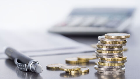 Geldmünzen vor Taschenrechner