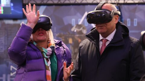 Frau und Mann tragen VR-Brille