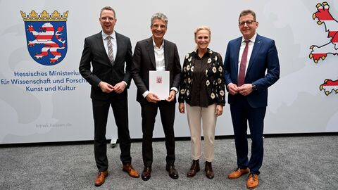 Wissenschaftsstaatssekretär Christoph Degen, Prof. Dr. Antonio Krüger, CEO des DFKI, Wirtschaftsstaatssekretärin Ines Fröhlich und Digitalstaatssekretär Stefan Sauer mit einem Förderbescheid